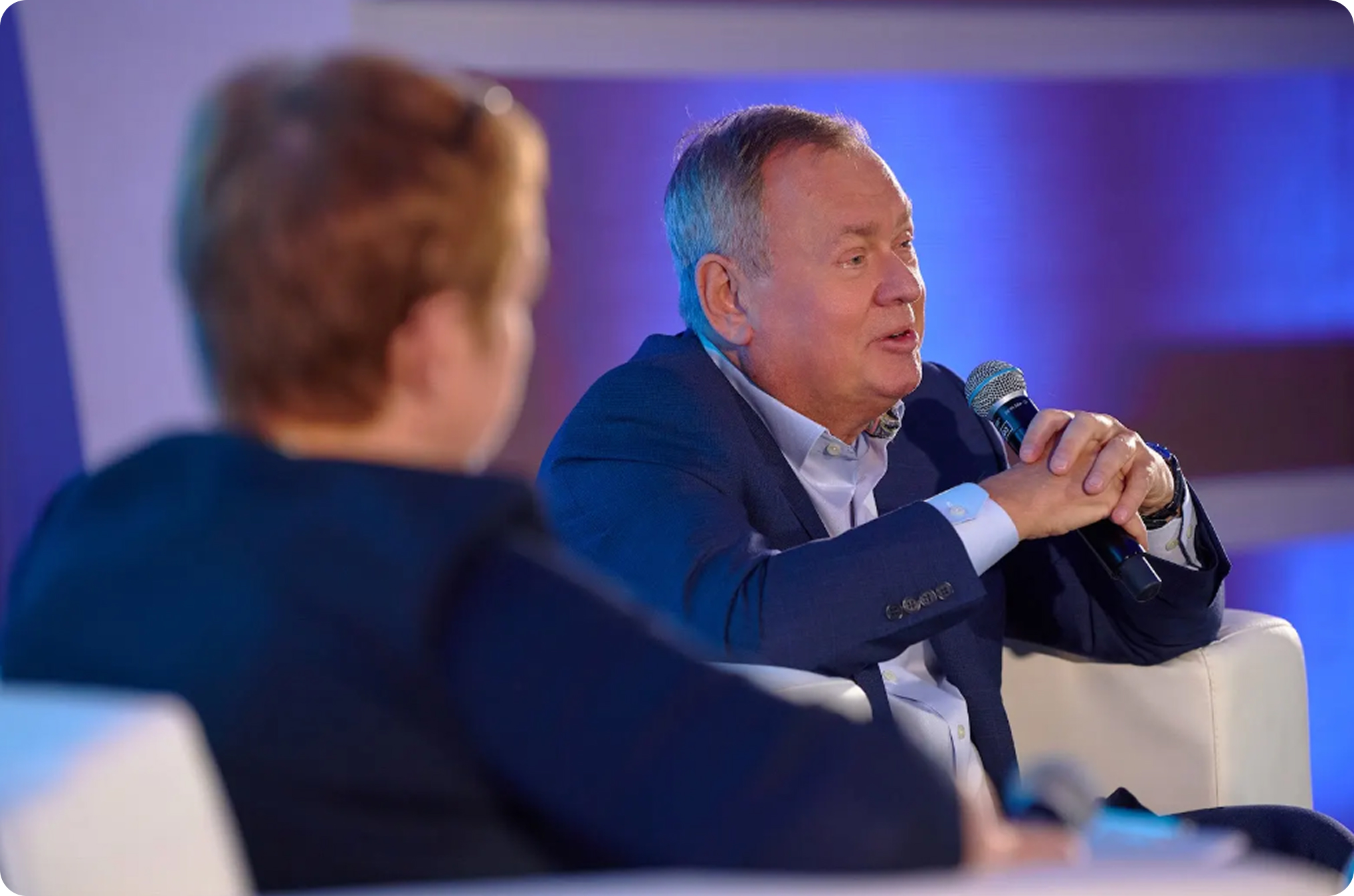 Спикер выступает перед участниками конференции